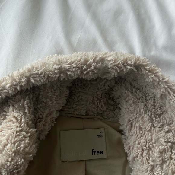 Brand new aritzia jacket - Picture 3 of 4